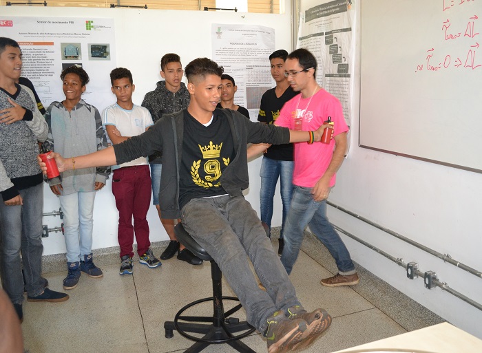 Bruno se divertiu durante as atividades de física no laboratório